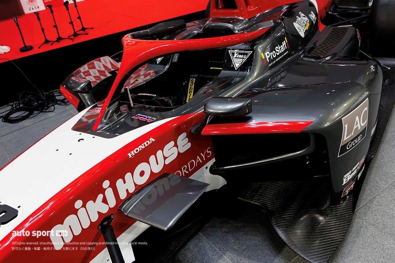 日本大学三軒茶屋キャンパスにて発表された2024年のJujuのマシンカラーリング　コクピットまわり