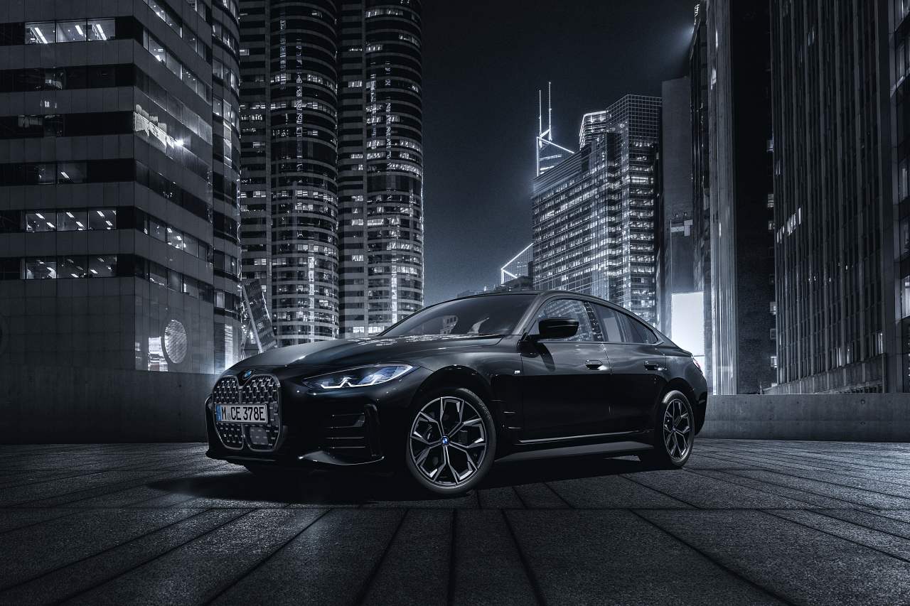 前後のエクステリアを精悍に引き締めるブラックのフロントグリルとテールパイプが特別装備される