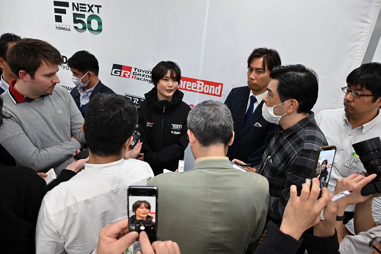 カンファレンス後、メディアの囲み取材に対応するJuju（TGM Grand Prix）