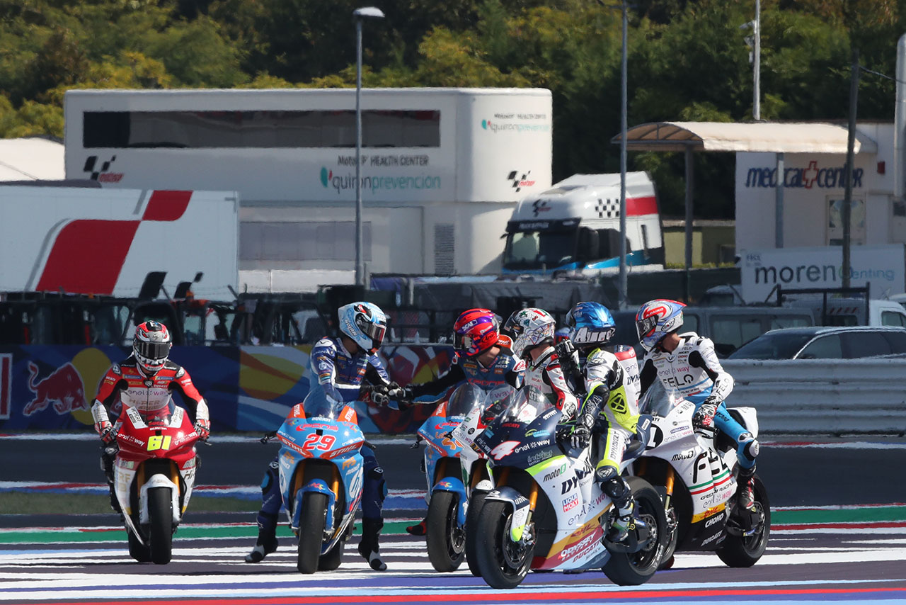2023MotoE：マティア・カサディのチャンピオンを讃えるライダー達／2023MotoE第8戦サンマリノ大会