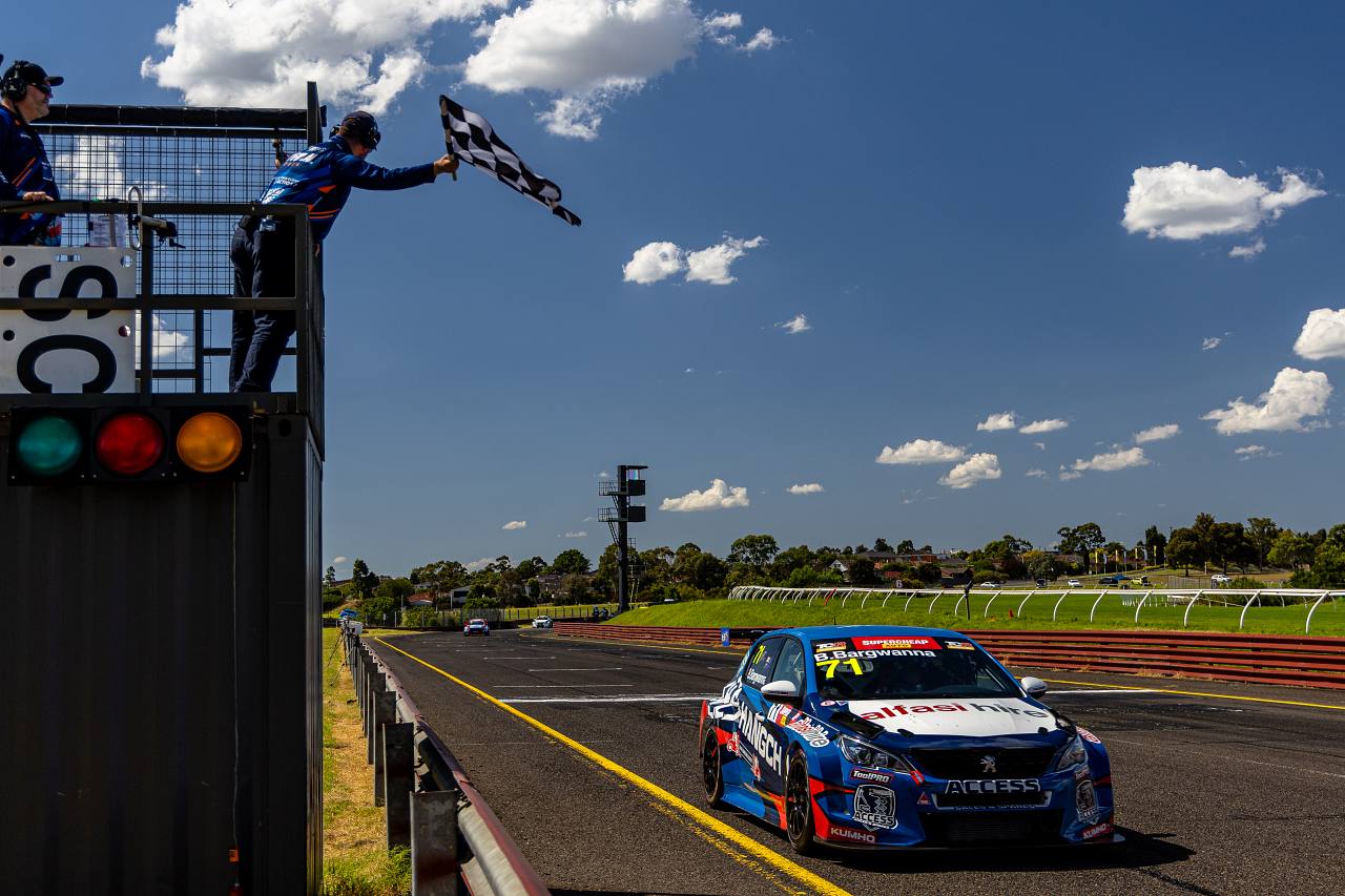昨季はTCRワールドツアーにも参戦し、歴戦の猛者に揉まれたバルグワナがレース3も制し、週末2勝を飾る