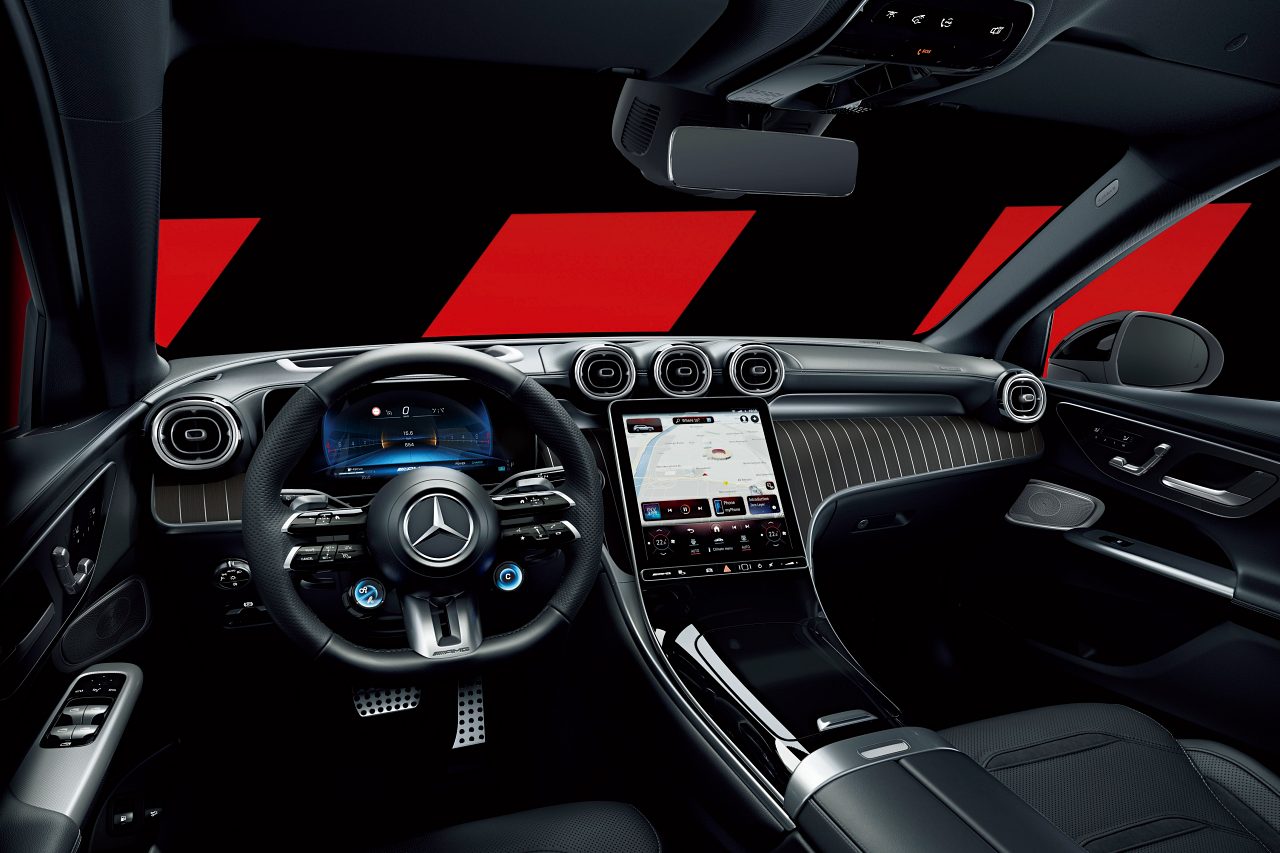 前後トルク配分が31:69とAMG独自の後輪重視型"AMG 4MATIC"を採用する『43 4MATIC』では、約100km/h以下で最大約2.5度の逆位相を許容する後輪操舵システム“リヤ・アクスルステアリング”も標準装備としている