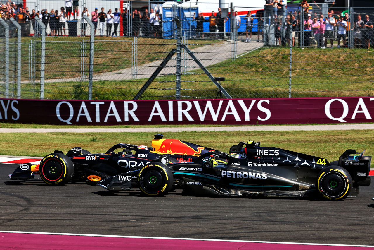 マックス・フェルスタッペン（レッドブル／左）ルイス・ハミルトン（メルセデス／右）　2023年F1第12戦ハンガリーGP