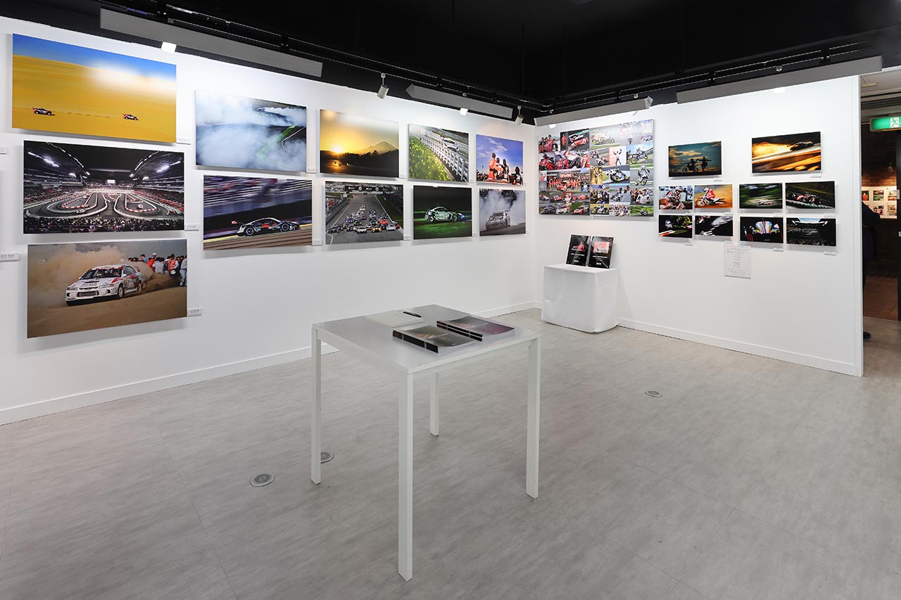 2024 日本レース写真家協会報道写真展『COMPETITION』の大阪会場の様子