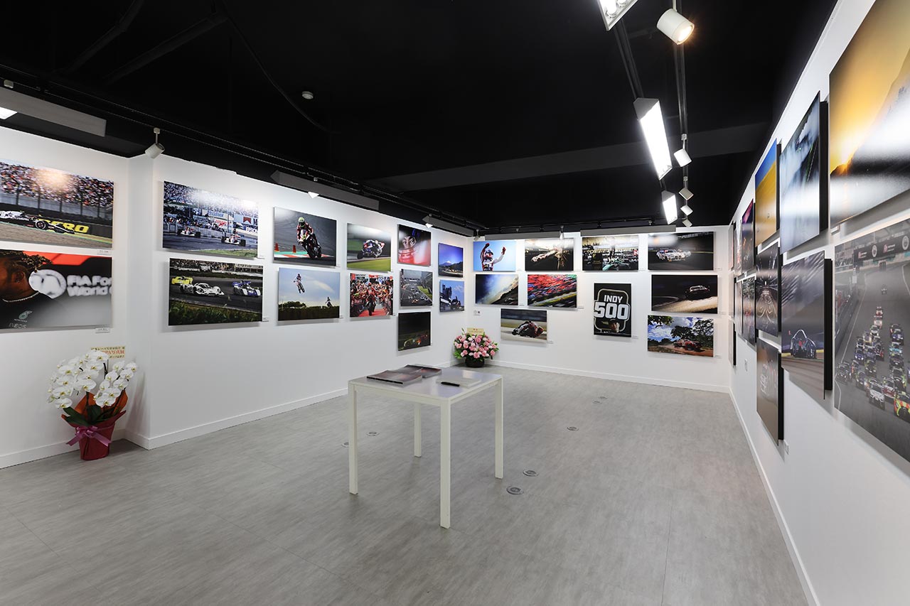 2024 日本レース写真家協会報道写真展『COMPETITION』の大阪会場の様子