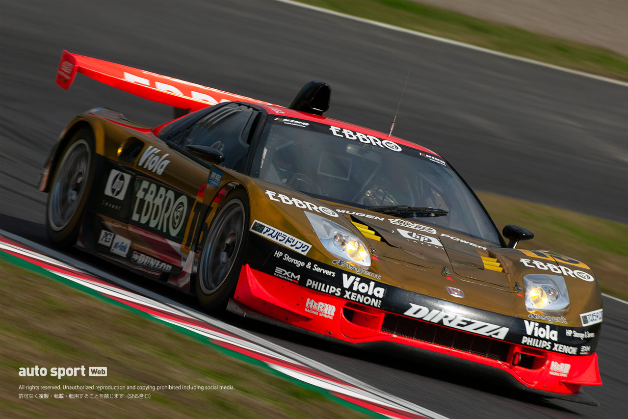 山野哲也と八木宏之がステアリングを握り、2004年の全日本GT選手権最終戦鈴鹿のGT300クラスを制したM-TEC NSX。