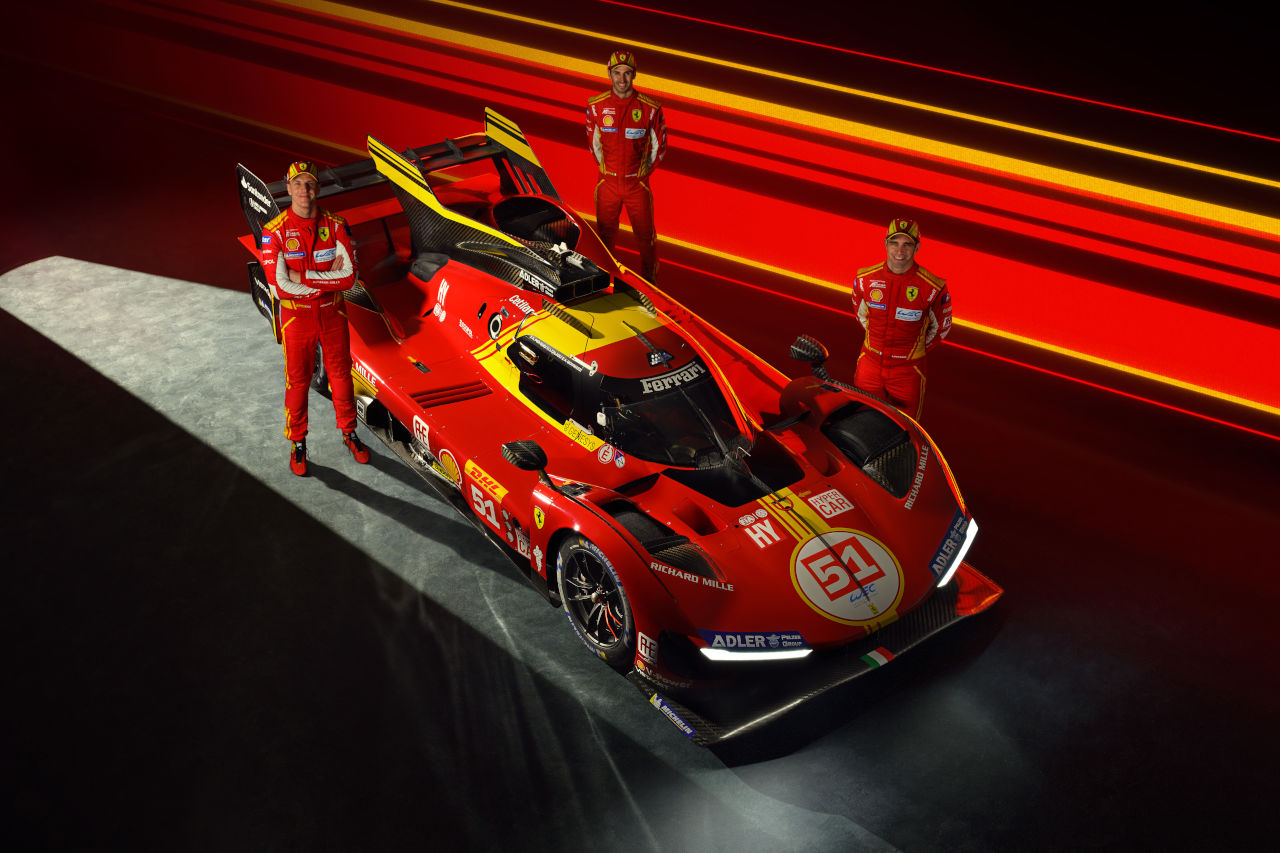 50号車フェラーリ499Pと同マシンをドライブするアントニオ・フォコ、ミゲル・モリーナ、ニクラス・ニールセン