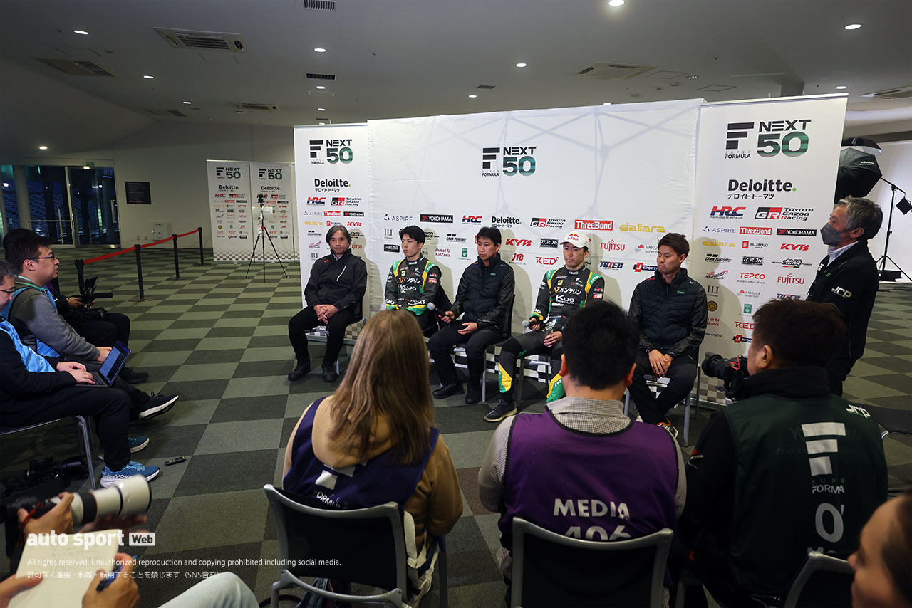 2024スーパーフォーミュラ鈴鹿合同テスト　メディア囲み取材の様子