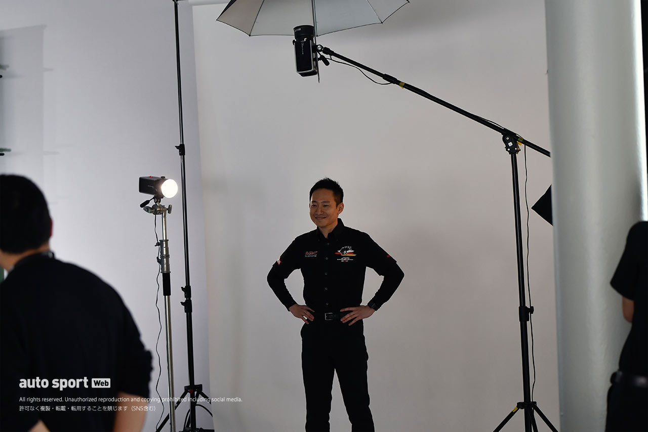 公式素材撮影の様子　 TEAM MUGEN小池智彦エンジニア