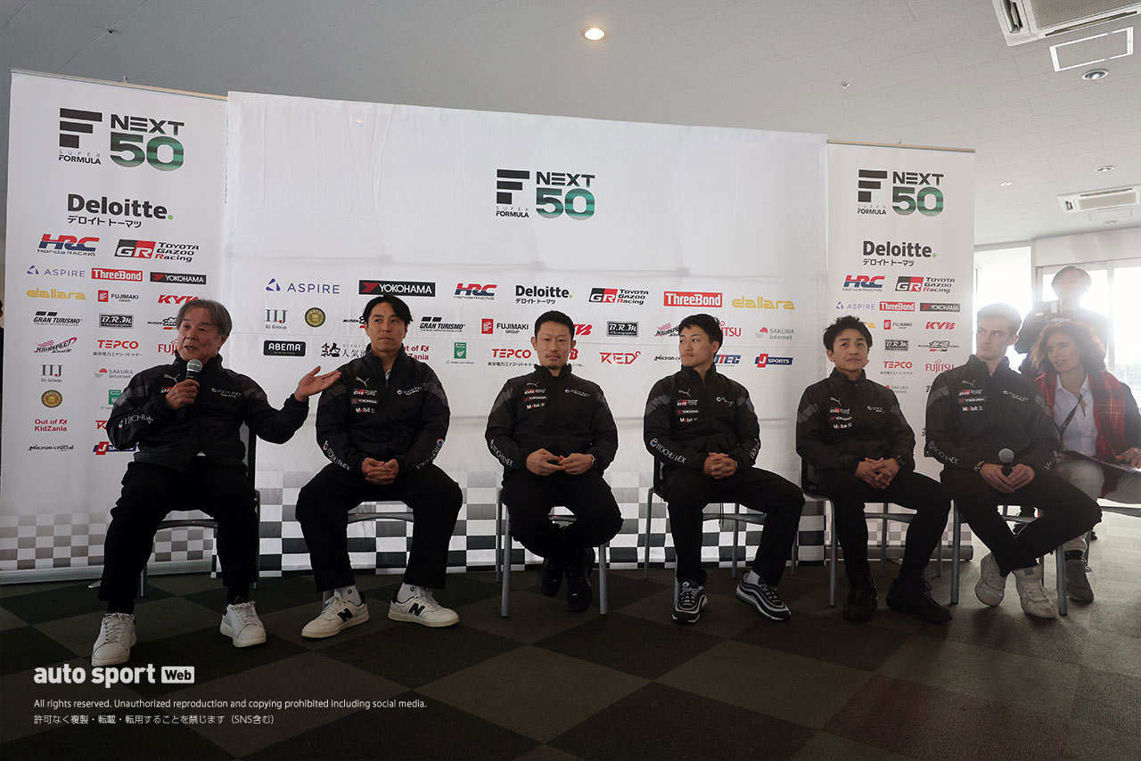 2024スーパーフォーミュラ鈴鹿合同テスト　メディア囲み取材の様子