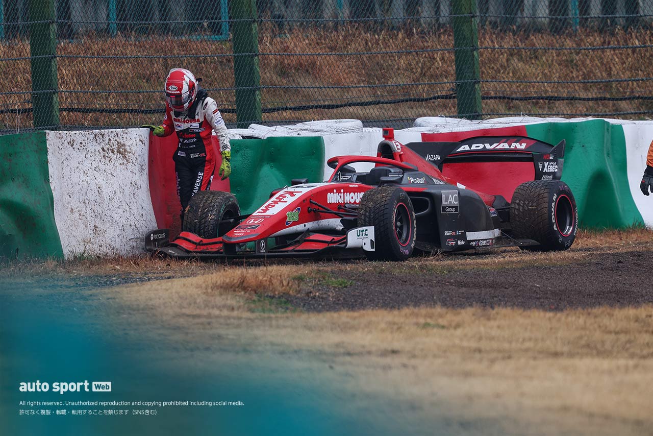 セッション1でコースオフしたJuju（TGM Grand Prix）　2024スーパーフォーミュラ鈴鹿合同テスト