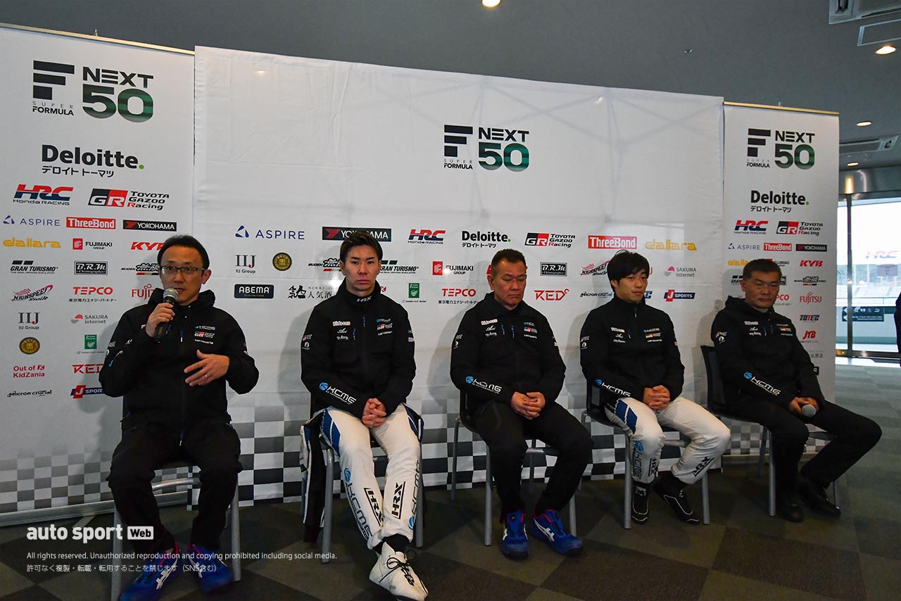 メディアデーでのKids com Team KCMGの囲み取材の様子