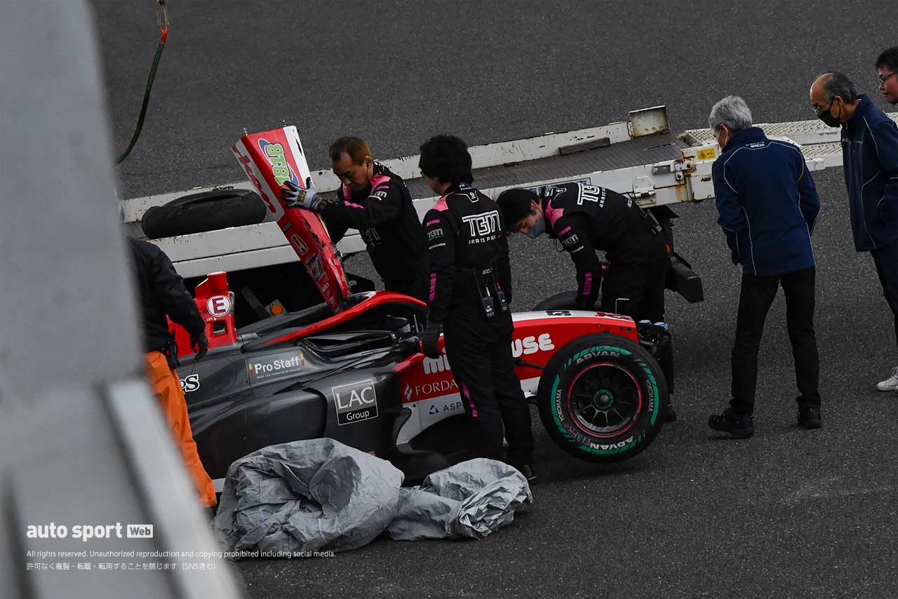 セッション4序盤でクラッシュしたJujuのマシンを確認するTGM Grand Prixのスタッフら