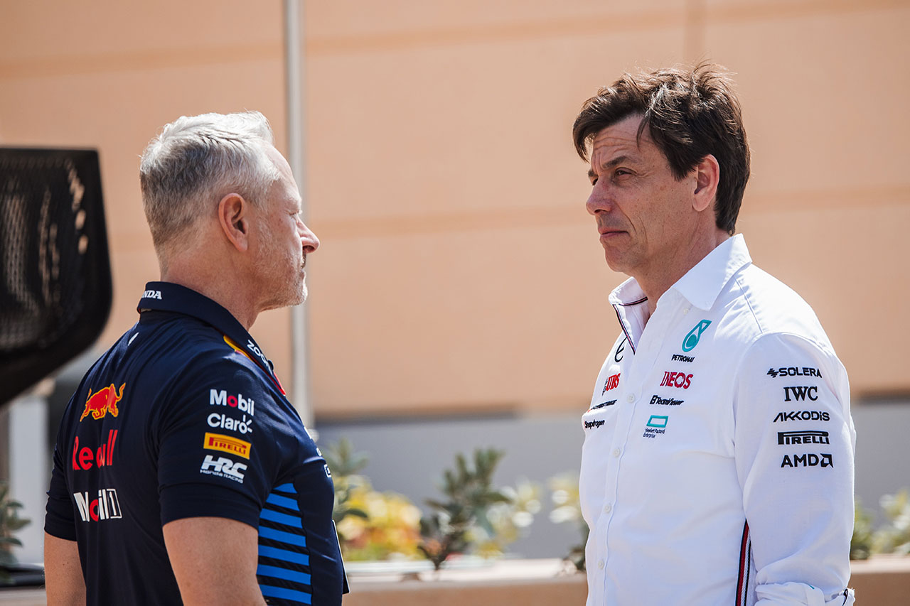 2024年F1バーレーンテスト1日目　ジョナサン・ウィートリー（レッドブル）＆トト・ウォルフ（メルセデス）