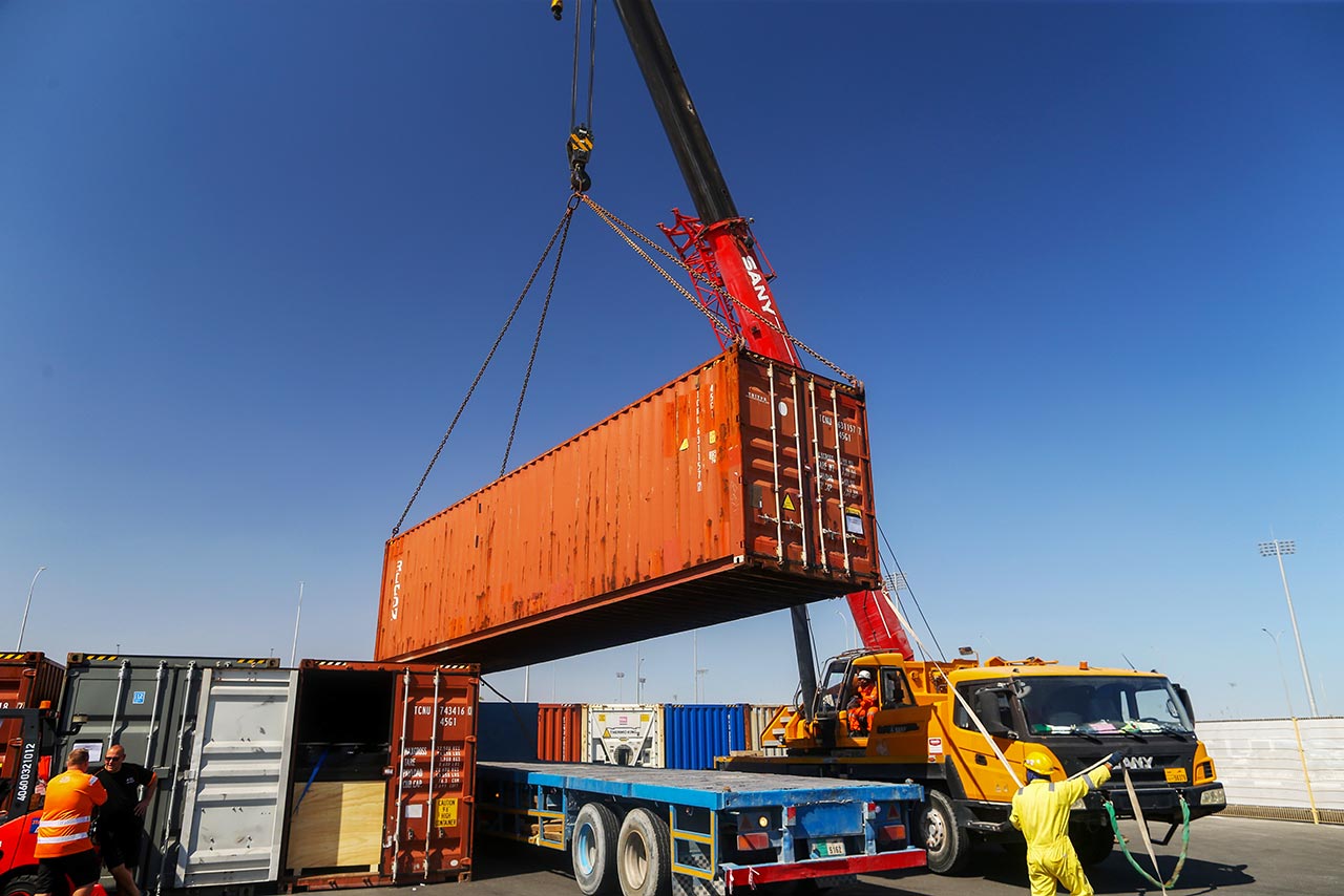 ロサイル・インターナショナル・サーキットに運び込まれたコンテナ　2024年WECプロローグ