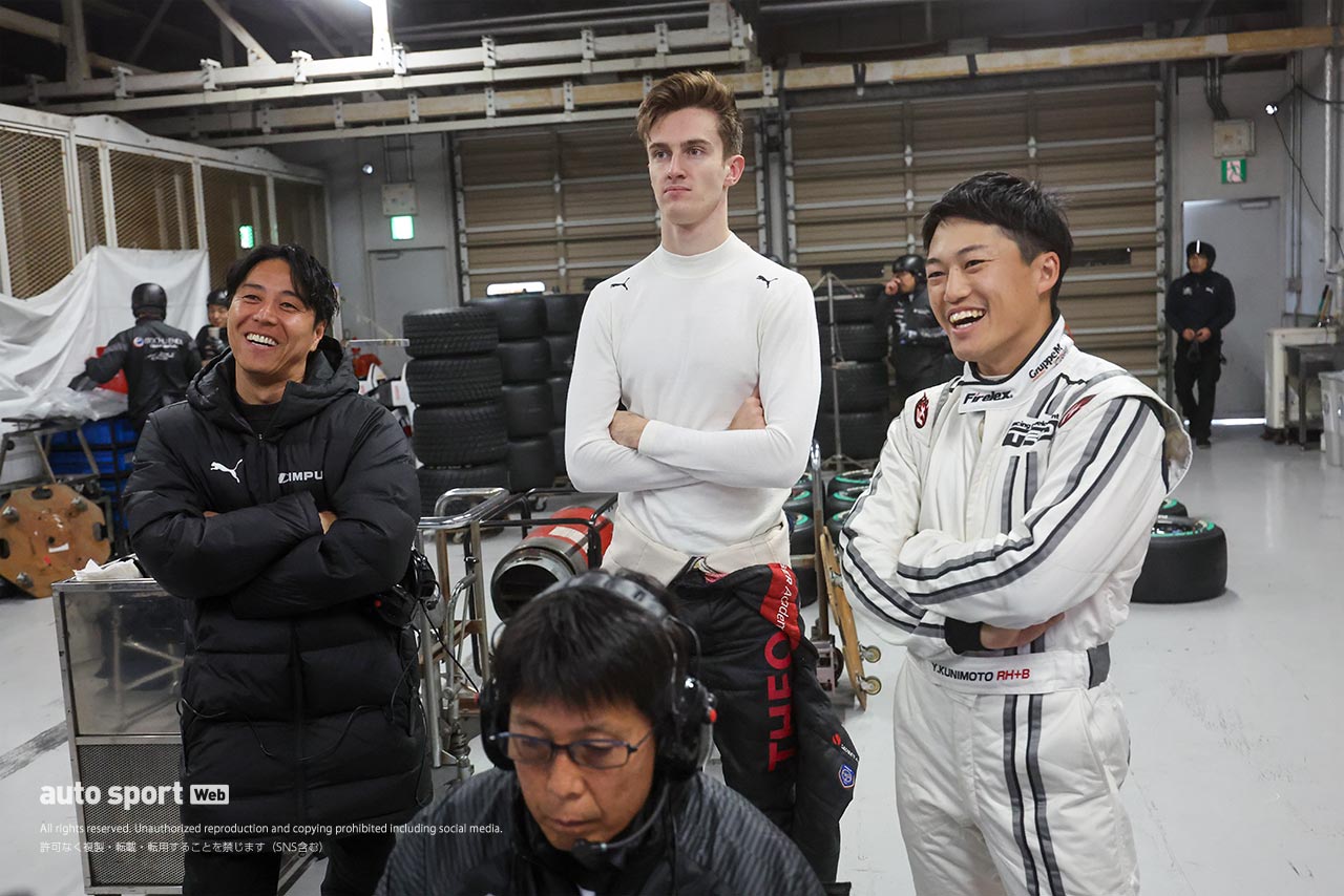 2024スーパーフォーミュラ鈴鹿合同テスト　チームメイトのプルシェールと談笑する国本雄資（ITOCHU ENEX TEAM IMPUL）