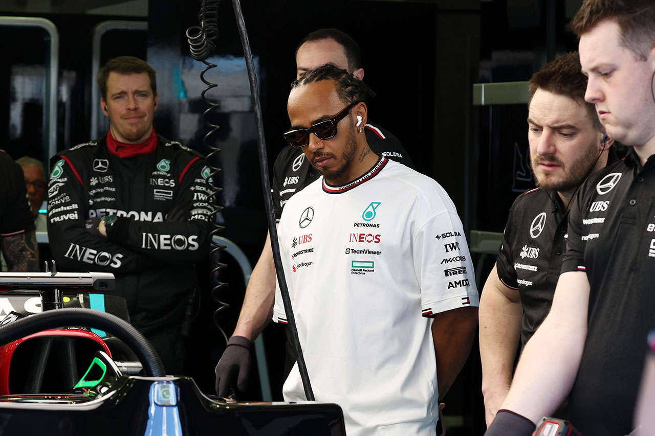 2024年F1バーレーンテスト1日目　W15をチェックするルイス・ハミルトン（メルセデス）