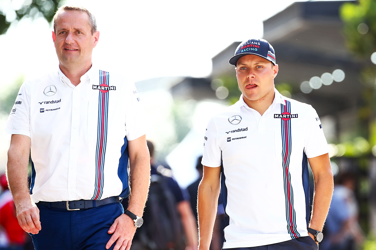 2016年F1マレーシアグランプリ　ウイリアムズF1のスポーティングマネージャーを務めたフラビオ・ブリアトーレ（左）と当時在籍していたバルテリ・ボッタス（右）