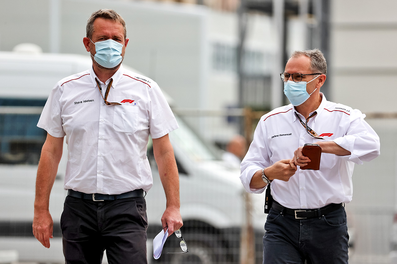 F1のドメニカリCEO（右）とFOMのスポーティングディレクターを務めたスティーブ・ニールセン（左）