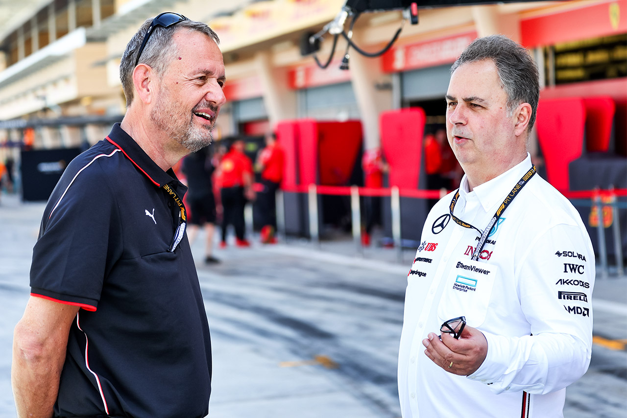 2024年F1バーレーンテスト　メルセデスのスポーティングディレクターであるロン・メドウズ（右）と話すスティーブ・ニールセン（左）