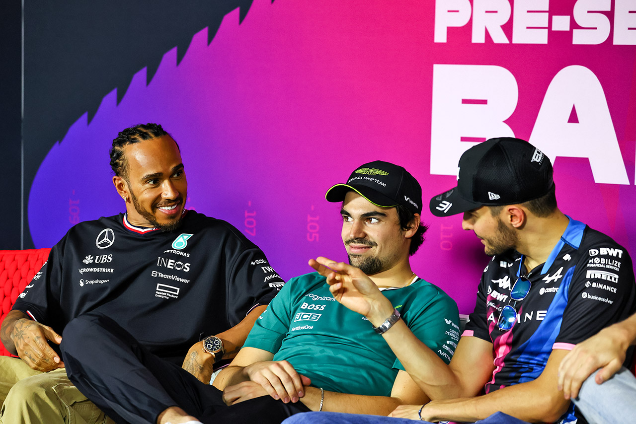 2024年F1バーレーンテスト　プレスカンファレンスに出席したルイス・ハミルトン（メルセデス）（左）