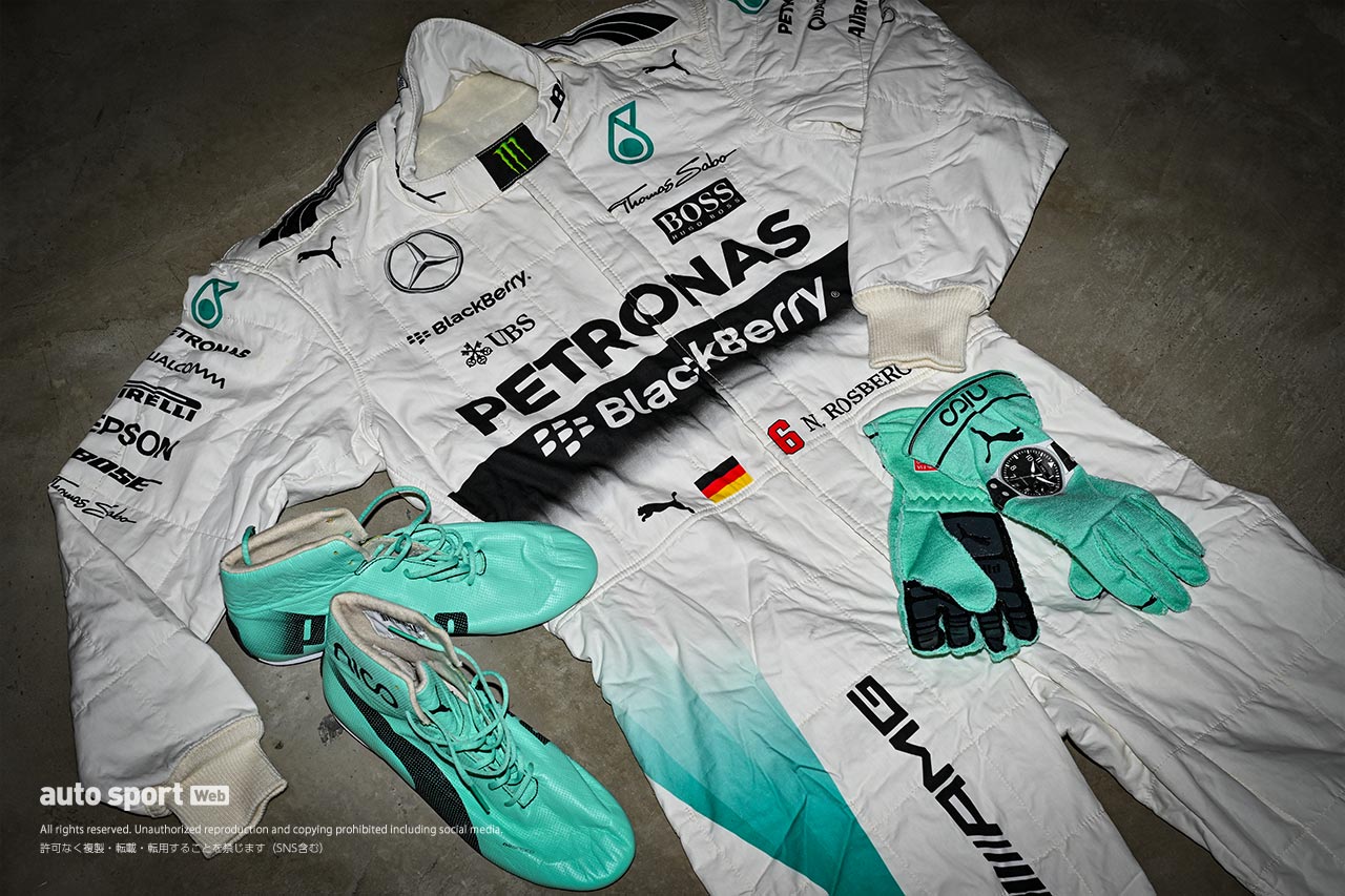 ニコ・ロズベルグモデルのF1ギア一式。ロズベルグはキャリアにおいてプーマを使用することが多かった。