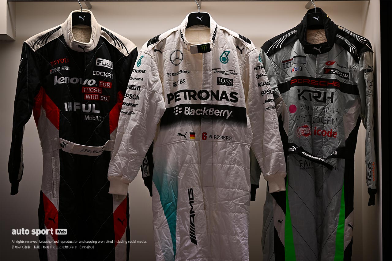 歴代のプーマ製レーシングスーツ。左からスーパーフォーミュラでジョアオ・パオロ・デ・オリベイラが着用したもの、ニコ・ロズベルグモデル、スーパーGTでティム・ベルグマイスターが着用したもの