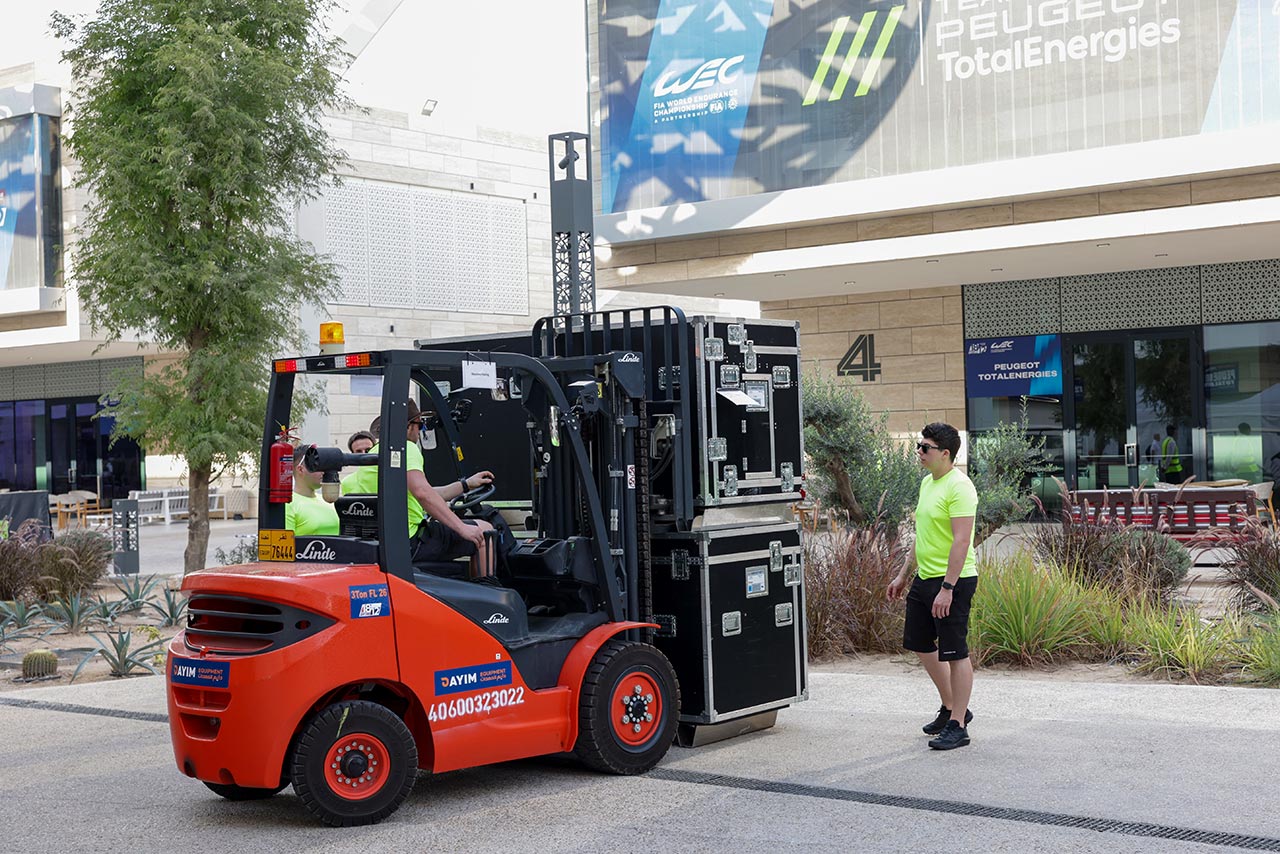 ロサイル・インターナショナル・サーキットに到着した機材