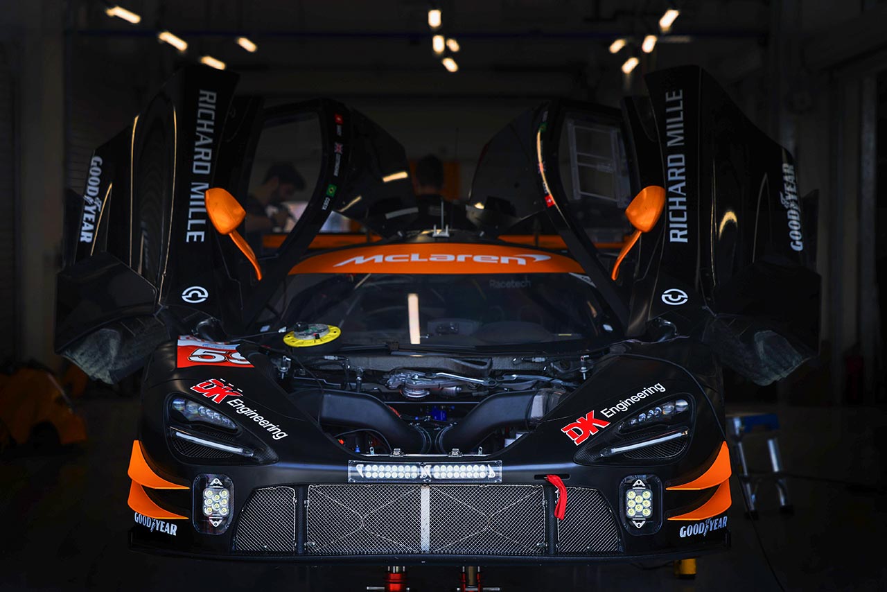 ロサイル・インターナショナル・サーキットで準備を進めるユナイテッド・オートスポーツのマクラーレン720S GT3 Evo