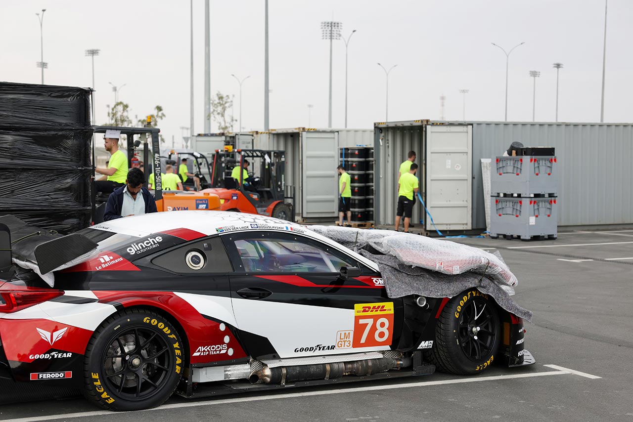 遅れてロサイル・インターナショナル・サーキットに到着したアコーディスASPチームのレクサスRC F GT3