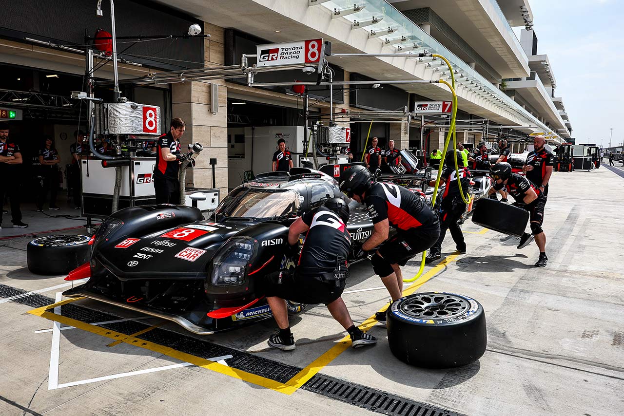 ロサイル・インターナショナル・サーキットでピットストップ練習を行うTOYOTA GAZOO Racing