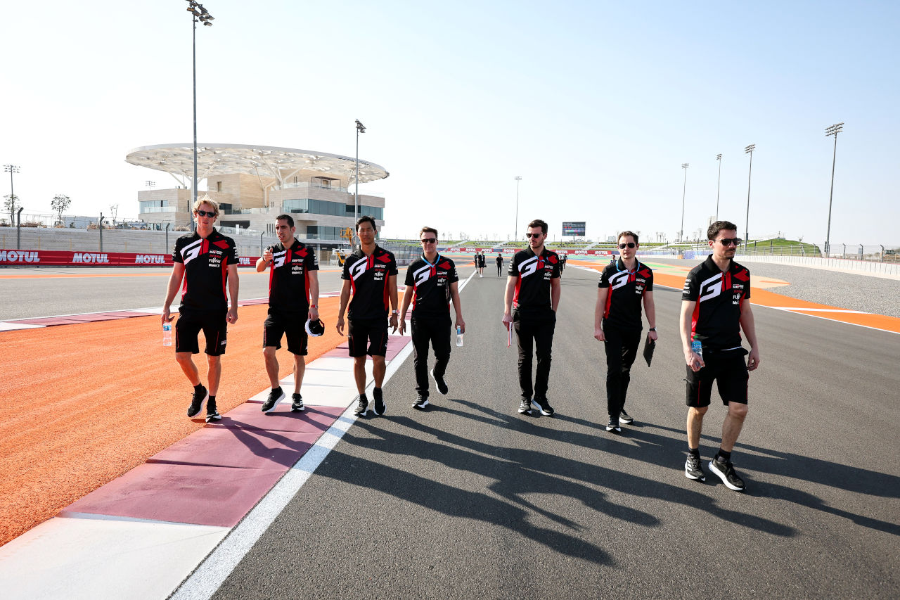 コースウォークを行うセバスチャン・ブエミ／ブレンドン・ハートレー／平川亮組8号車トヨタのメンバー　2024年WECプロローグ
