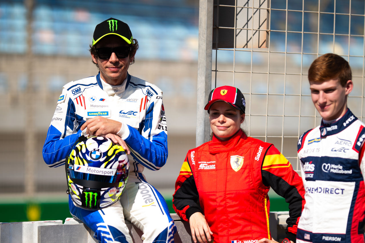 バレンティーノ・ロッシ（左）は、2023年のWECルーキーテストでLMP2マシンをドライブした
