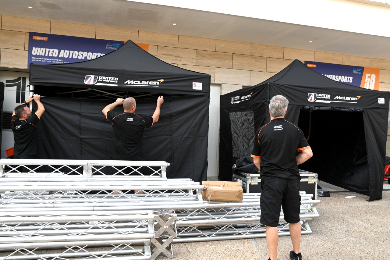 設営作業を行うユナイテッド・オートスポーツのスタッフ