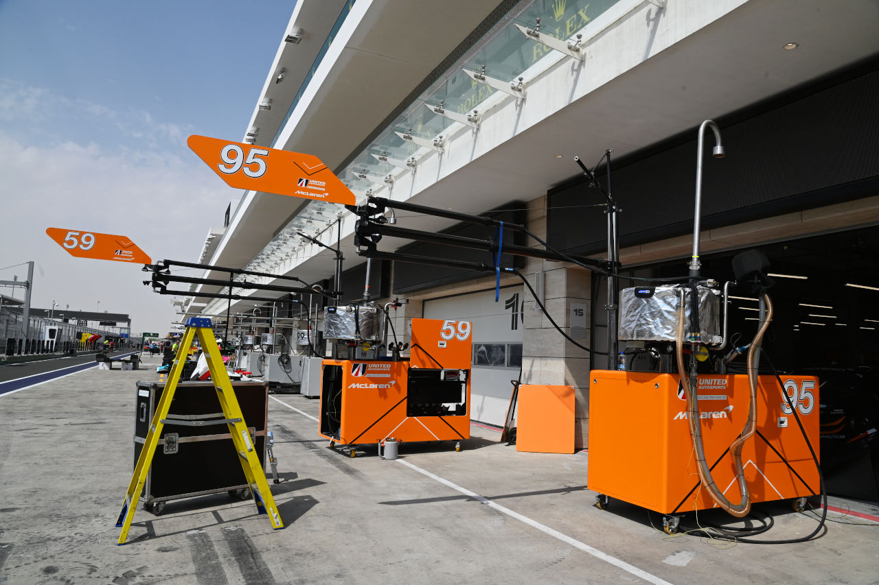 ユナイテッド・オートスポーツのピット前