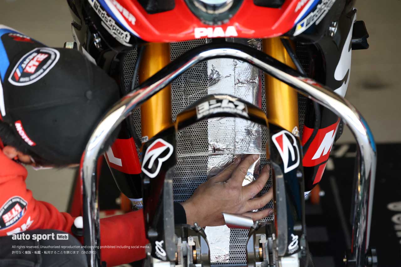 ラジエーターにアルミテープを貼るヨシムラSERT Motul／2024全日本ロード第1戦鈴鹿2&4 JSB1000 鈴鹿主催事前テスト1日目
