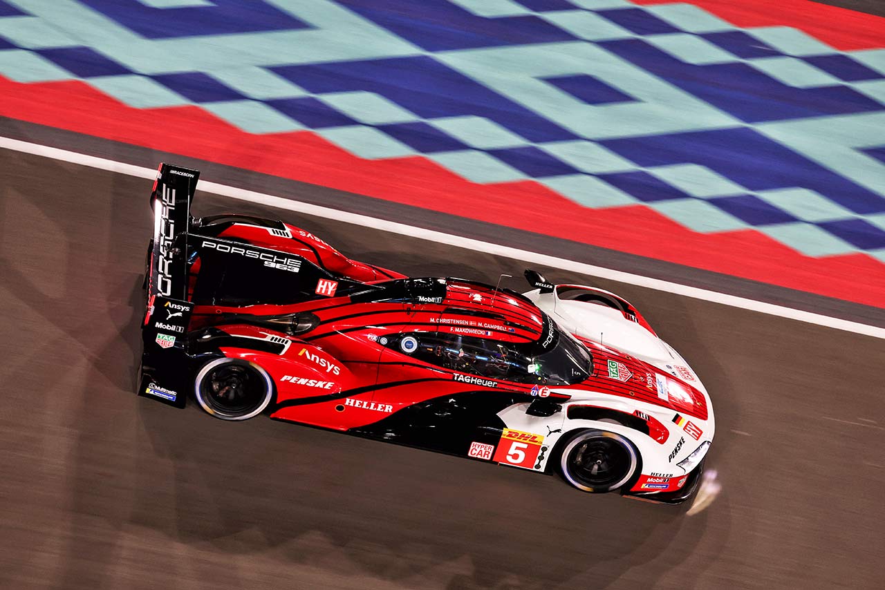 WECプロローグでルサイル・インターナショナル・サーキットを走行するポルシェ・ペンスキー・モータースポーツのポルシェ963