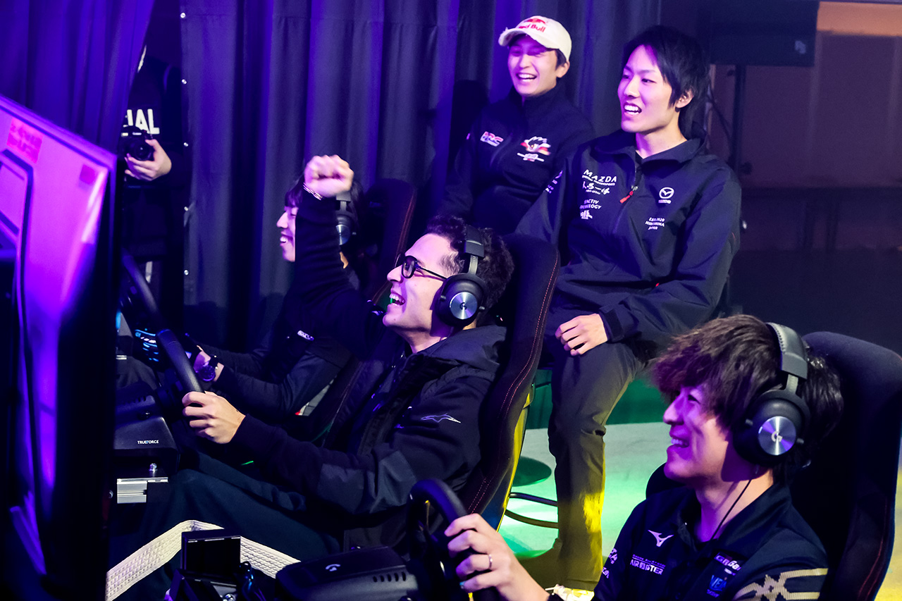 予選2番手からスタートした木村偉織が5周レースでトップチェッカーを受けた。木村伊織／佐々木唯人組が優勝。隣の野尻智紀／武藤壮汰組が2位。