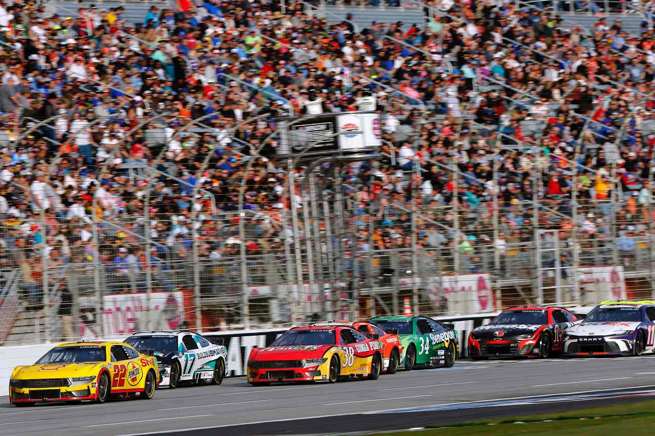 うれしくないペナルティで降格のジョーイ・ロガーノ（チーム・ペンスキー／フォード・マスタング）も、一時は首位まで復帰する