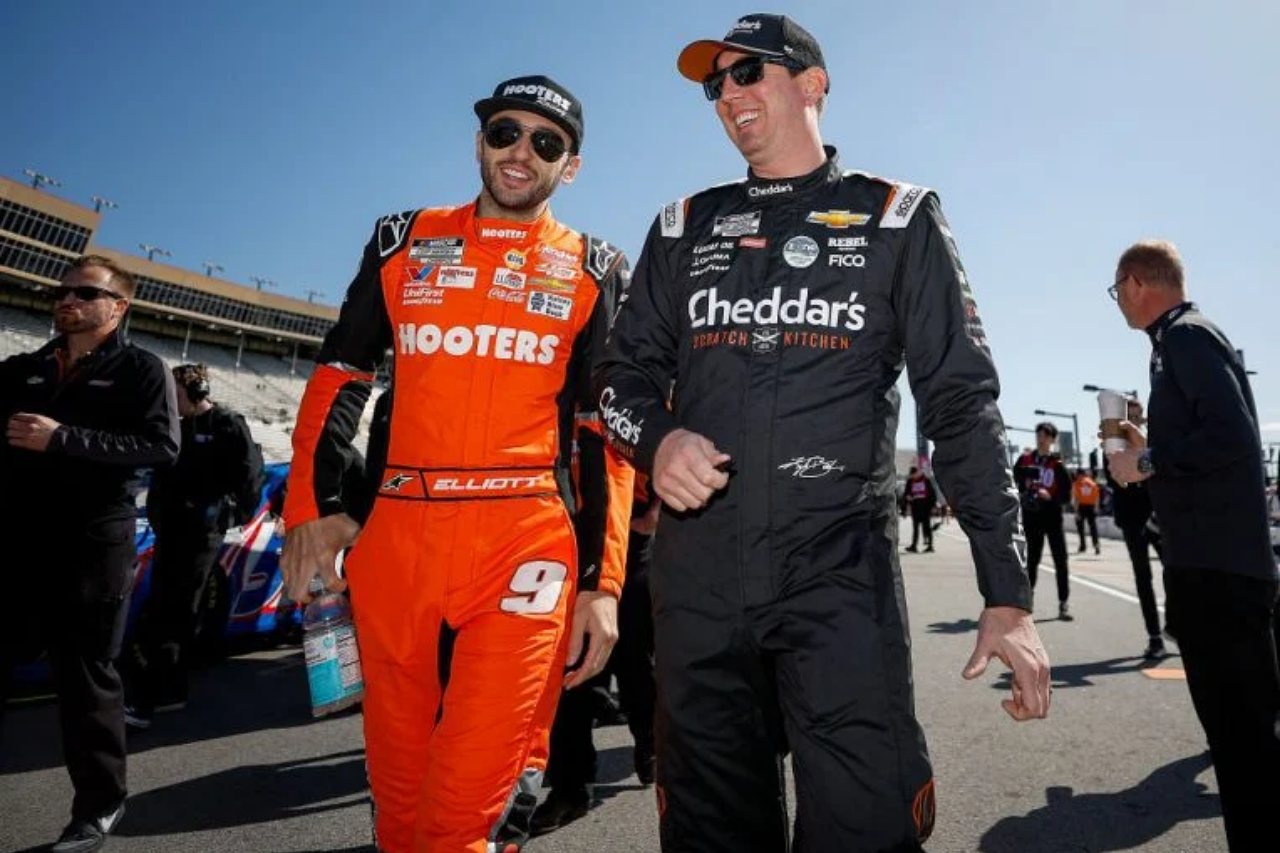 「まるで『ライトニング・マックィーン』風のフィニッシュなんて大嫌いだ!」とカイル・ブッシュ(リチャード・チルドレス・レーシング/シボレー・カマロ/右)