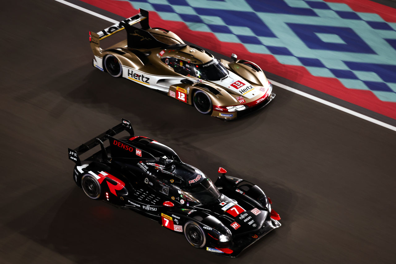 12号車ポルシェ963（ハーツ・チーム・JOTA）と7号車トヨタGR010ハイブリッド（TOYOTA GAZOO Racing）　2024WECプロローグ