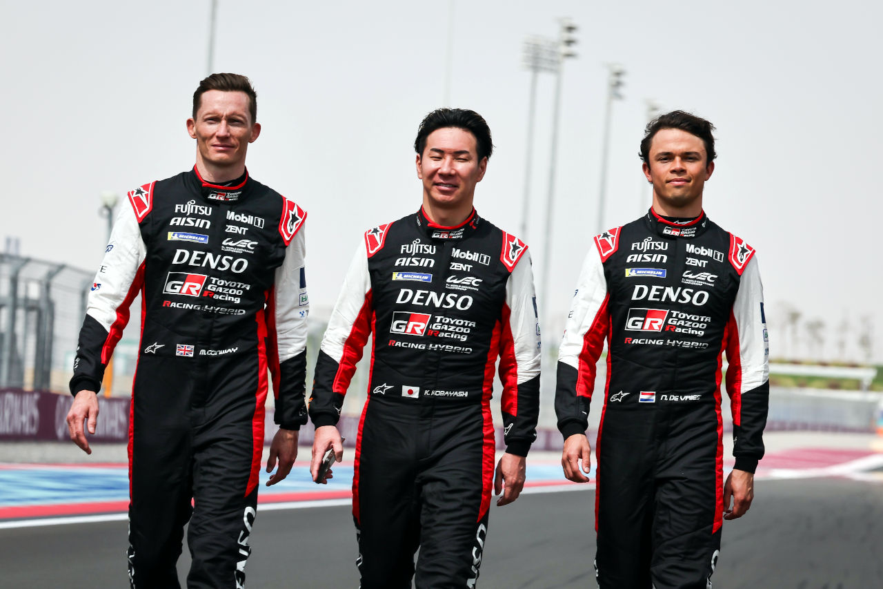 7号車トヨタGR010ハイブリッドをドライブする（左から）マイク・コンウェイ、小林可夢偉、ニック・デ・フリース