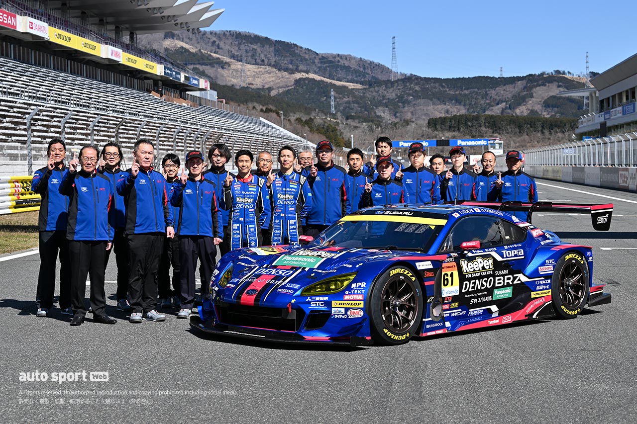 2024年モデルのSUBARU BRZ R&D SPORTとチームメンバー