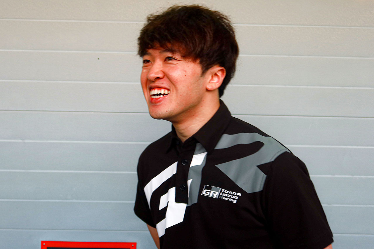 取材中に笑顔をみせる宮田莉朋