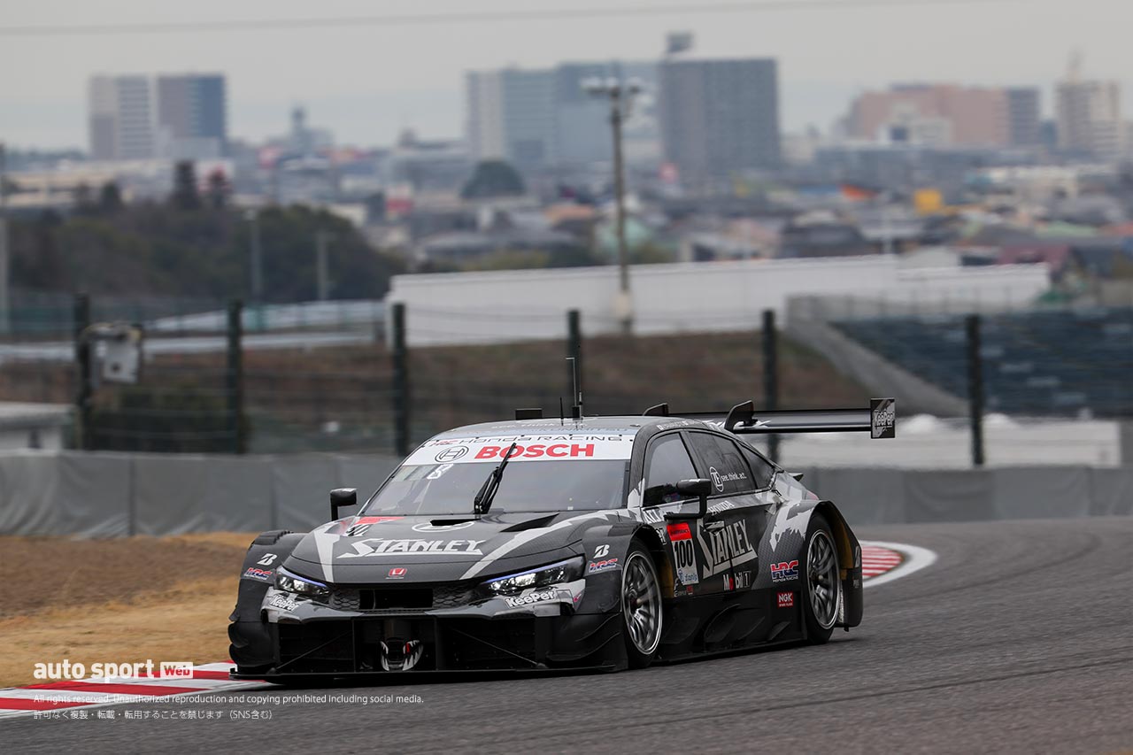 15台が参加し鈴鹿でスーパーGT GT500クラスのメーカーテストがスタート。初日はau TOM’Sが最速