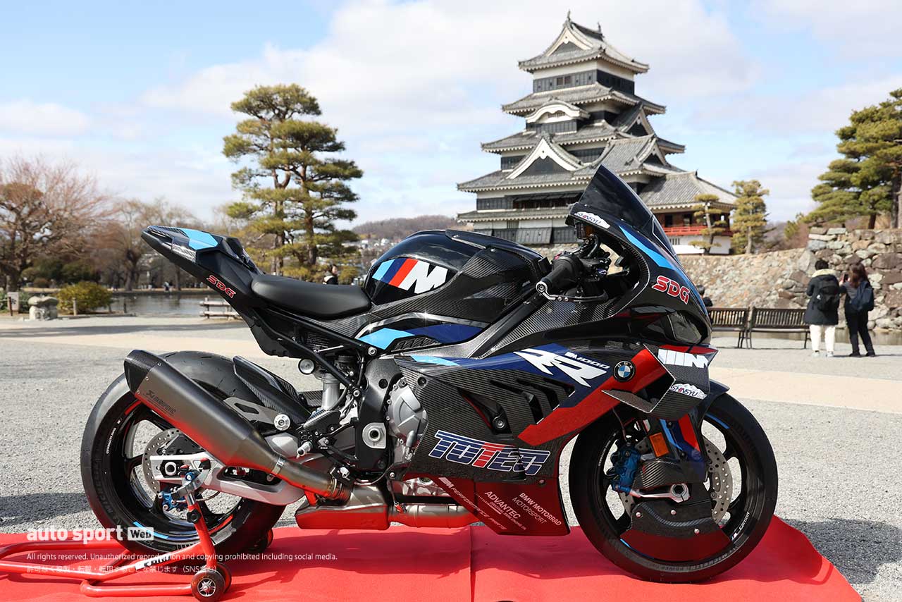 信州Re:Nが国宝 松本城で鈴鹿8耐の体制発表。TOTECがメインスポンサー、マシンはBMW M1000RRに乗り換え