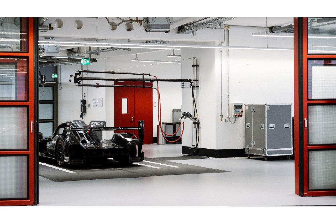 WECハイパーカーで初勝利を挙げたポルシェ・ペンスキー・モータースポーツの最新ファクトリーが公開。ロビーには往年の名車も揃い踏み