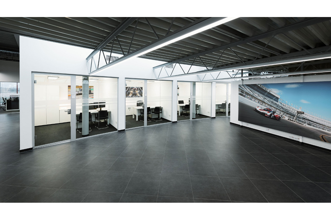 WECハイパーカーで初勝利を挙げたポルシェ・ペンスキー・モータースポーツの最新ファクトリーが公開。ロビーには往年の名車も揃い踏み