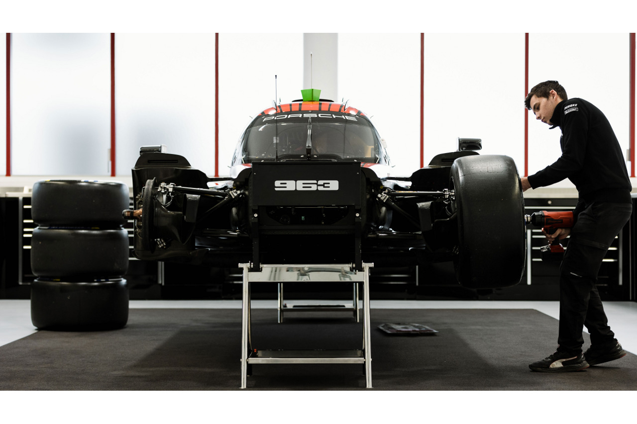 WECハイパーカーで初勝利を挙げたポルシェ・ペンスキー・モータースポーツの最新ファクトリーが公開。ロビーには往年の名車も揃い踏み