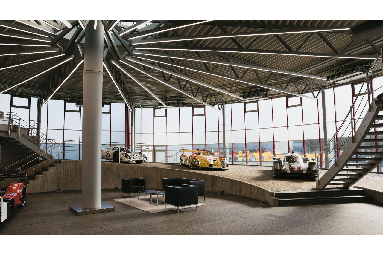 WECハイパーカーで初勝利を挙げたポルシェ・ペンスキー・モータースポーツの最新ファクトリーが公開。ロビーには往年の名車も揃い踏み